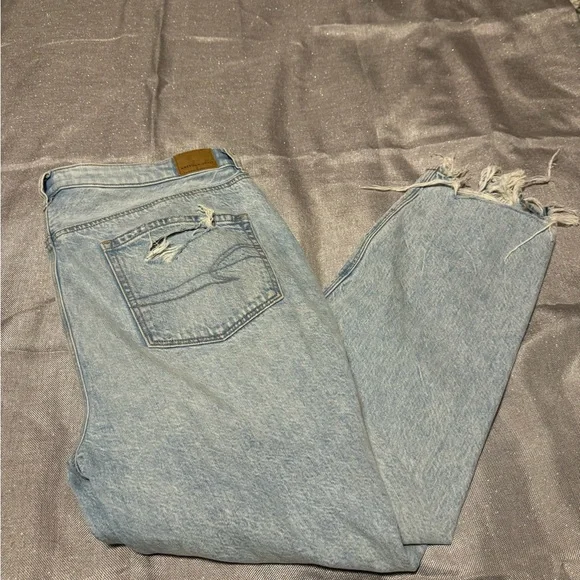 American Eagle Outfitters Light Blue Distressed Jeans - Picture 2 of 5